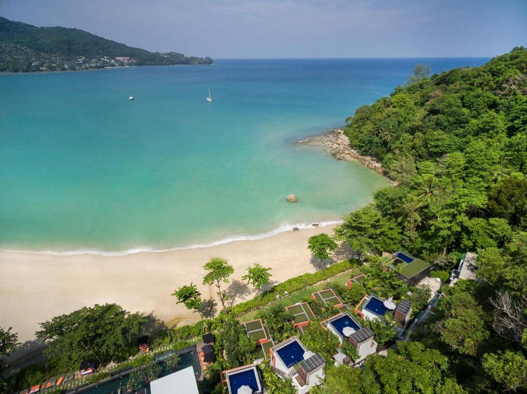 Novotel Phuket Kamala Beach piekrastes panorāma ar skatu uz pludmali