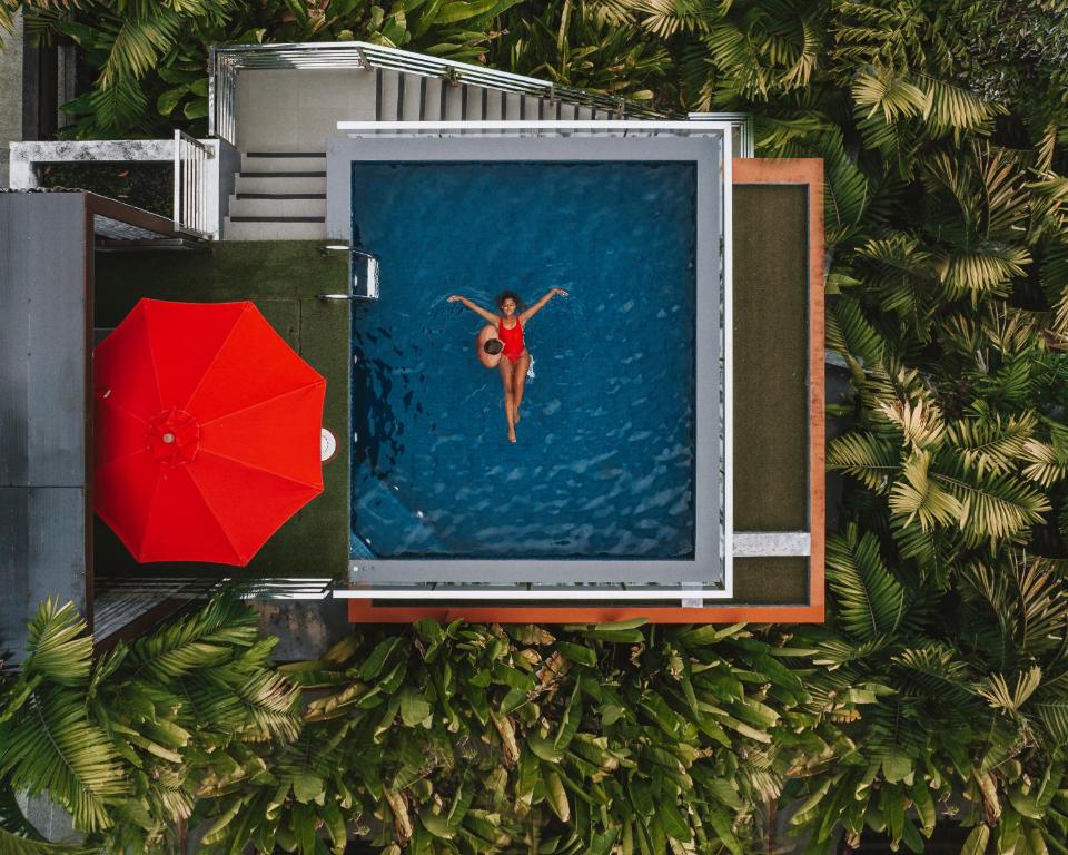 Novotel Phuket Kamala Beach baseins ar sievieti, kas peld