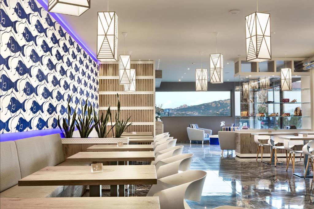 Moderns restorāns ar gaišu interjeru, stilīgu apgaismojumu un pievilcīgu zilu un balto sienu dekori. Sēdvietas ar koka galdiem un elegantām krēslām nodrošina komfortablu atmosfēru.