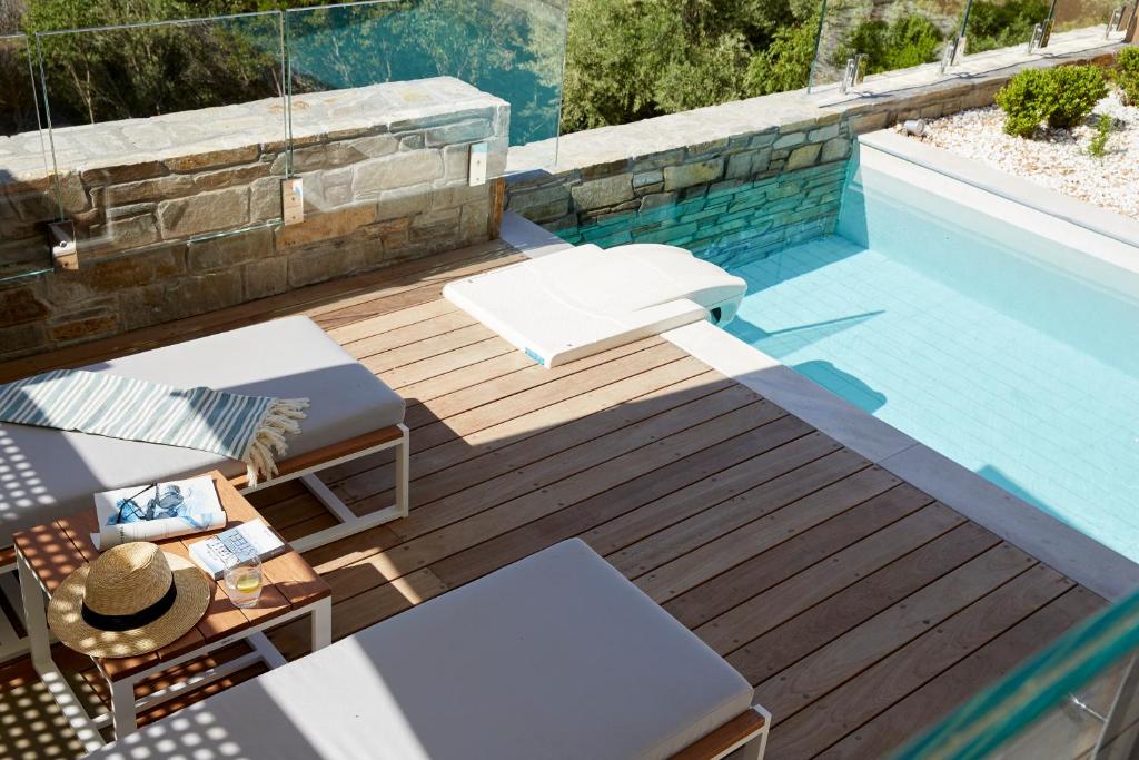 Mūsdienīgs terases dizains ar atpūtas krēsliem, baseinu un saules gaismu, radot relaksējošu atmosfēru. Ideāla vieta atpūtai un baudīšanai.