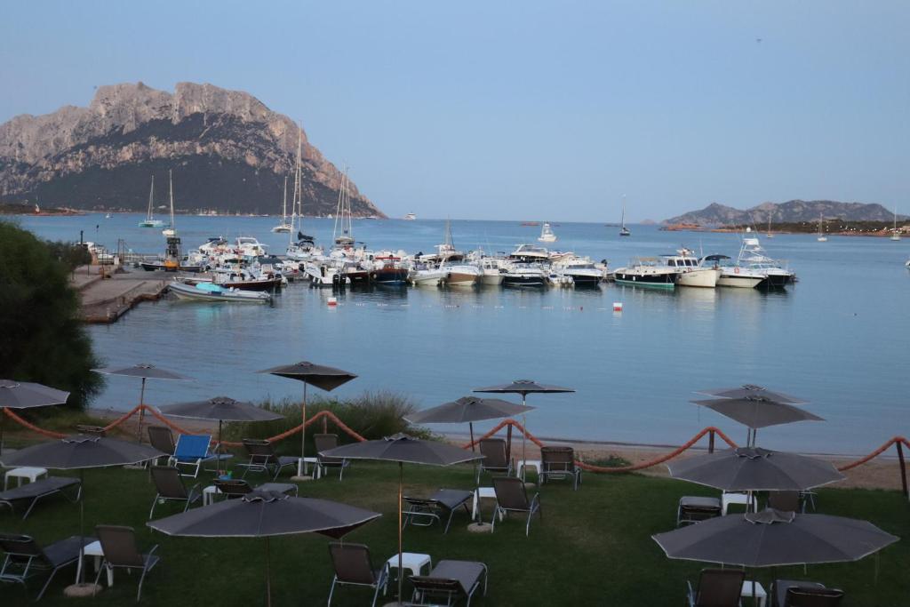 San Paolo viesnīca piekrastē ar skatu uz jahtām un kalniem