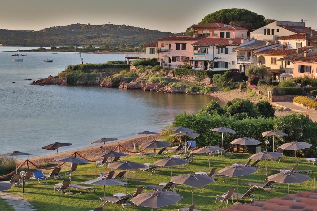 San Paolo viesnīca pie jūras ar pludmales krēsliem un saulessargiem.