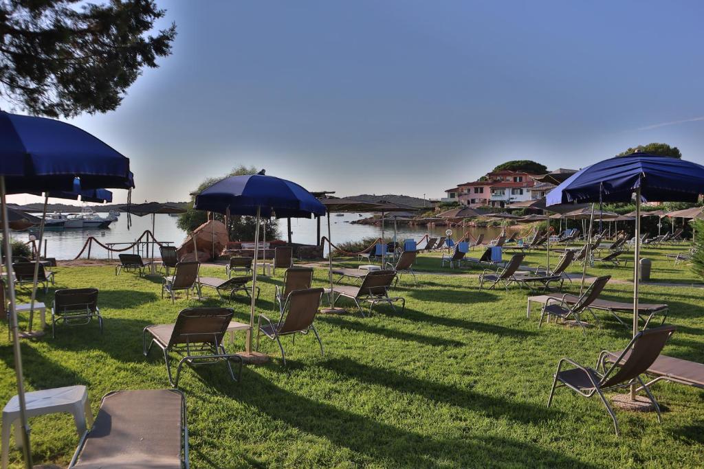 San Paolo pludmales zona ar saulessargiem un atpūtas krēsliem pie jūras krasta.