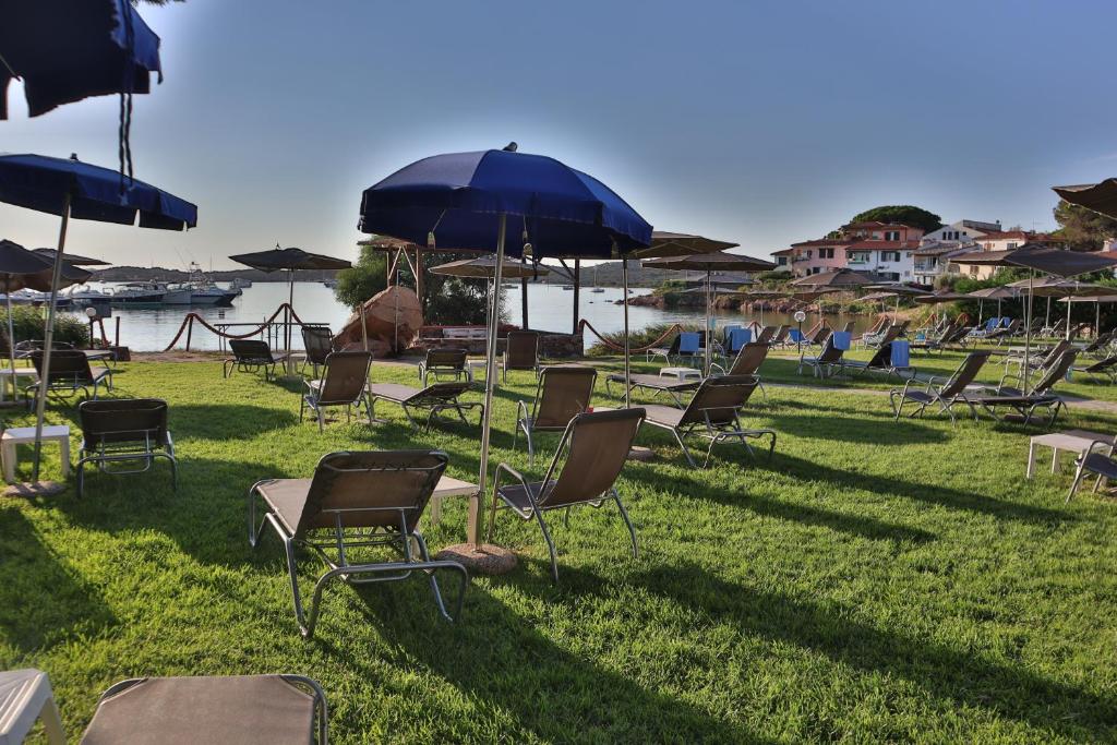 San Paolo viesnīcas zālājs ar atpūtas krēsliem piekrastē