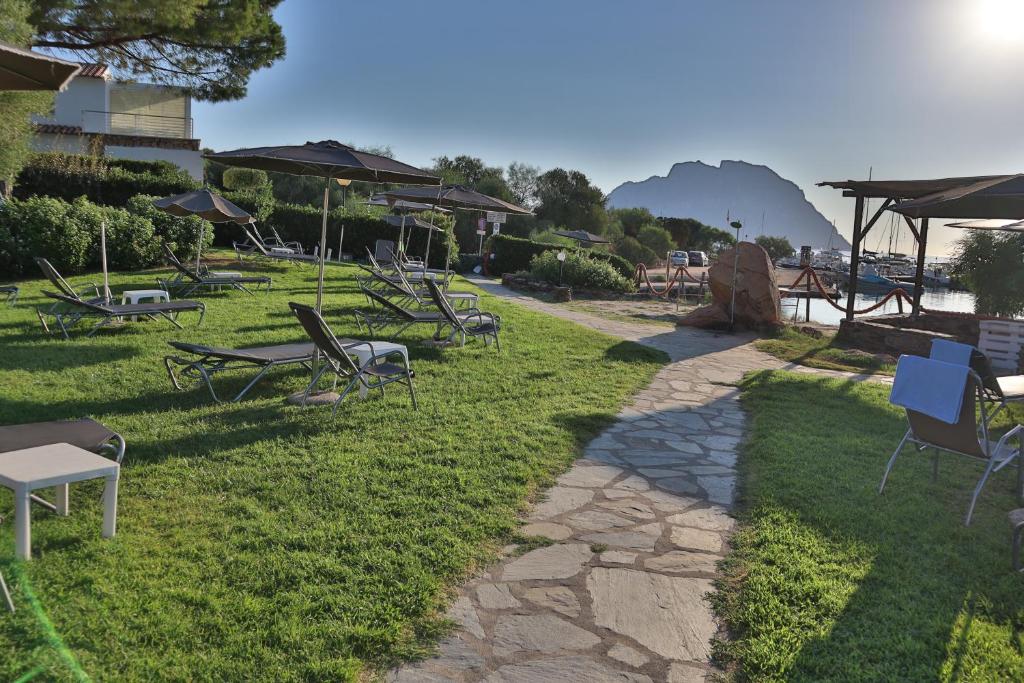 San Paolo viesnīcas piekrastes atpūtas zona ar sauļošanās krēsliem.