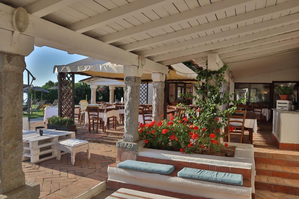 San Paolo āra terase ar dārza mēbelēm un ziediem.