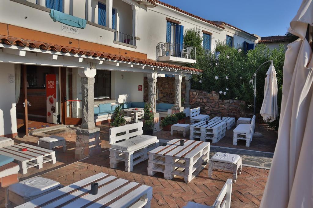 San Paolo viesnīcas terase ar koka mēbelēm.