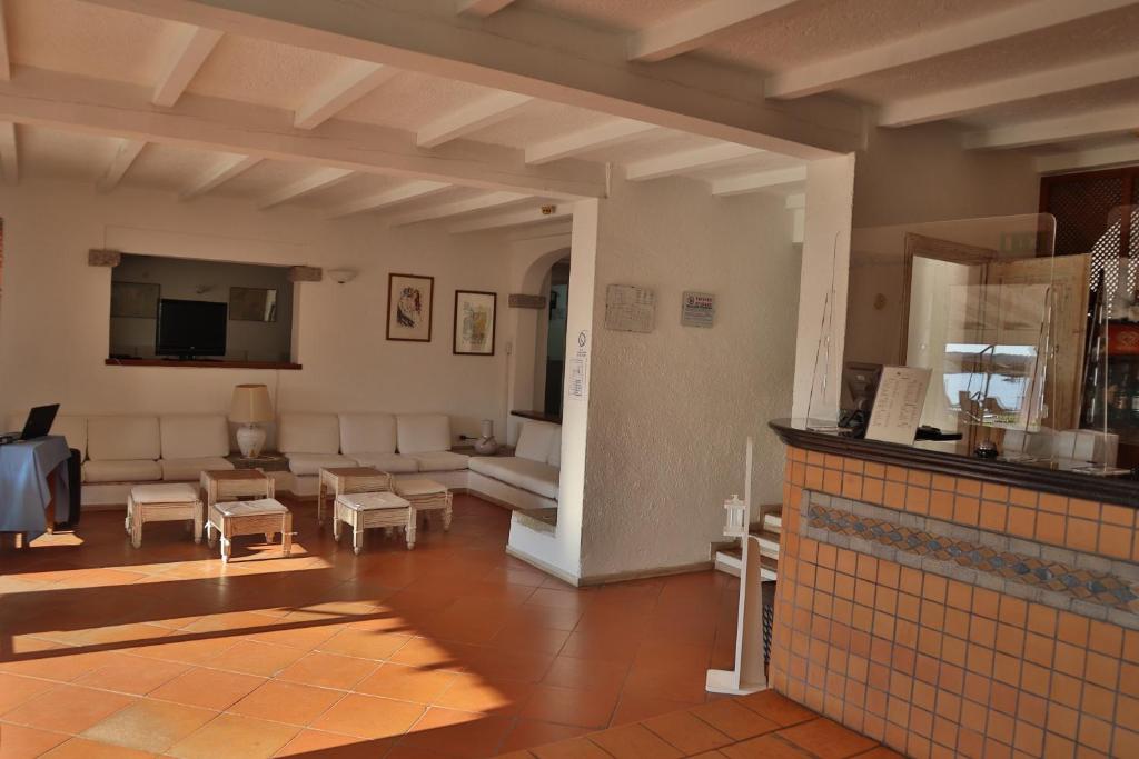 San Paolo viesnīcas uzņemšanas telpa ar ērtām sēdvietām.