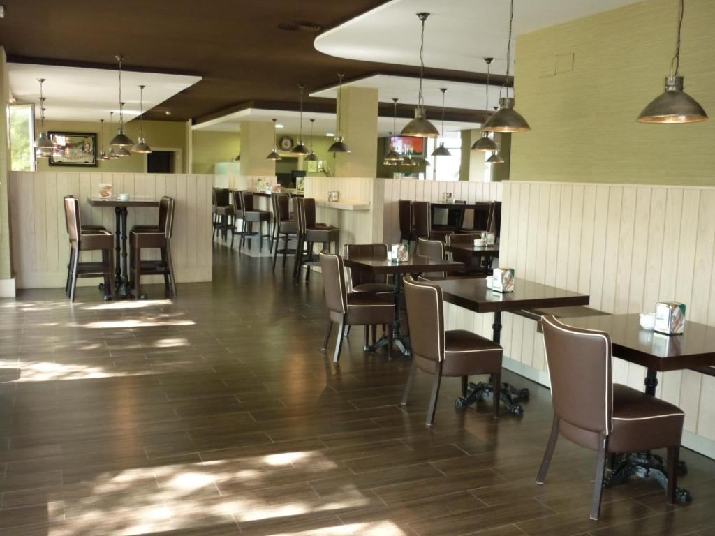 Mūsdienīgs restorāna interjers ar koka apdari, tumšiem galdiem un krēsliem, kā arī pieejamu bāra zonu. Gaismas elementi rada patīkamu atmosfēru.