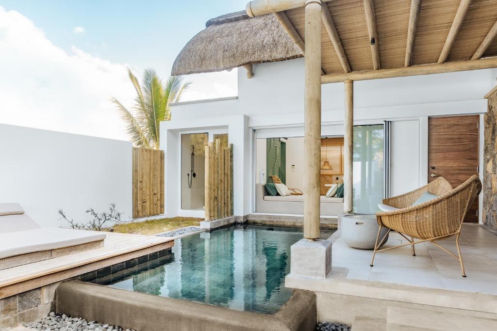 Mūsdienīga villu arhitektūra ar privātu baseinu un atpūtas zonu, kas piedāvā mierīgu atmosfēru un jauku dārzu. Ideāla vieta relaksācijai un brīvdienām.