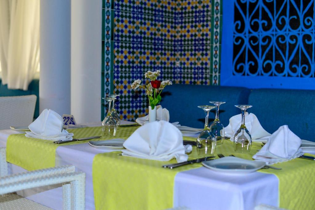 Eleganta galda noformējums restorānā One resort aqua park & spa.