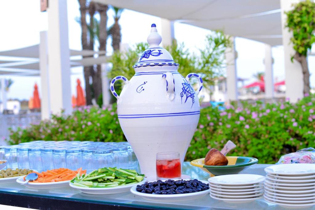 Viesnīcas One resort aqua park & spa āra bufete ar uzkodām un dzērieniem.