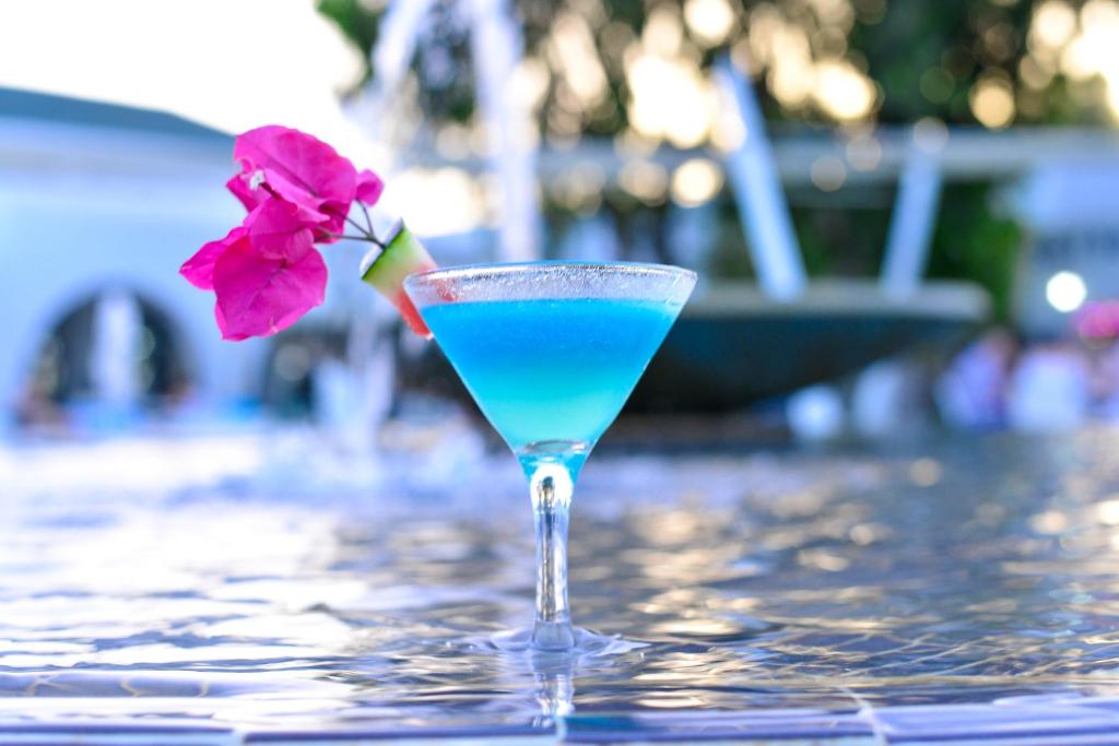 Kokteilis pie baseina One Resort Aqua Park & Spa