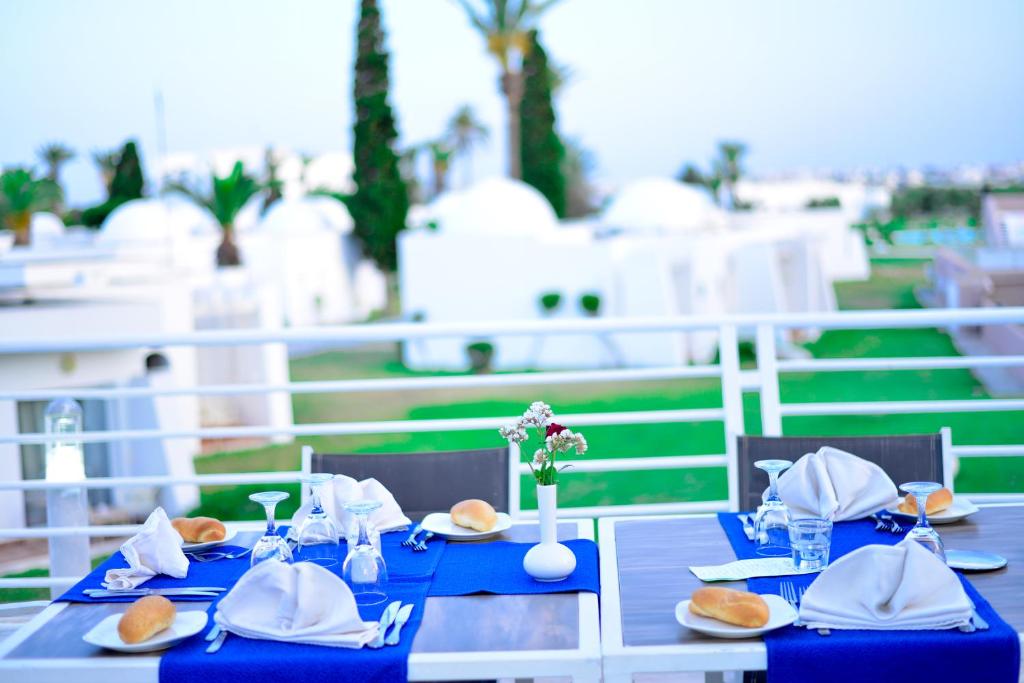 Klusā terase ar ēdamgaldu viesnīcā One Resort Aqua Park & Spa.