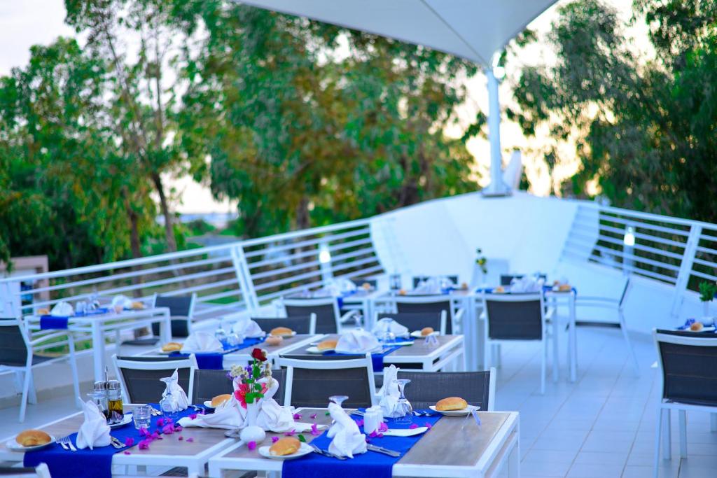 Terase ar galdiem un krēsliem One resort aqua park & spa viesnīcā