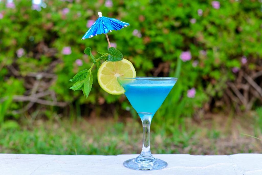 Zils kokteilis ar citronu un lietussargu pie One resort aqua park & spa.