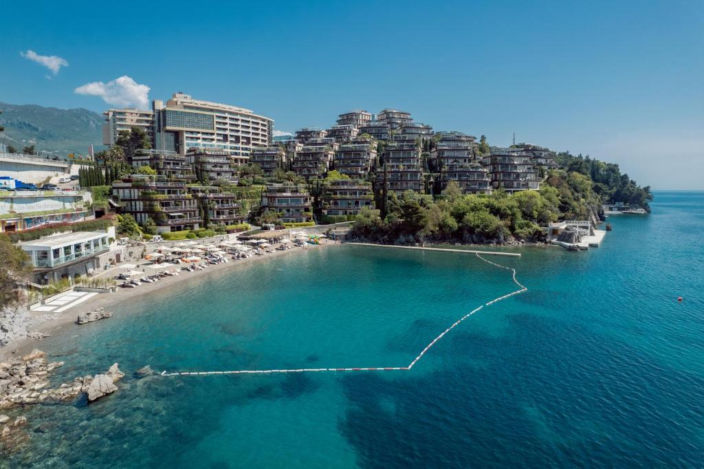 Moderns kūrorts ar greznām ēkām pie jūras, skaidras ūdens un pludmales zonas. Ideāla vieta atpūtai un relaksācijai.