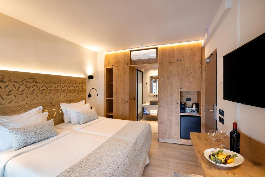 Moderns viesnīcas numurs ar divām gultām, koka akcentiem un mūsdienīgām iekārtām, kas ietver mini bāru un televizoru. Numurā ir arī ērtas gultas un elegantas dekorācijas.