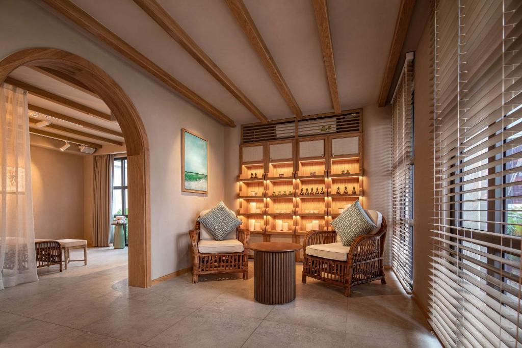 Mūsdienīgs interjers ar dabīgām koka konstrukcijām, ērtiem krēsliem un apgaismotām plauktiem, kas piepildīti ar aromātiskām eļļām. Telpa ir gaiša un viesmīlīga, radot relaksējošu atmosfēru.