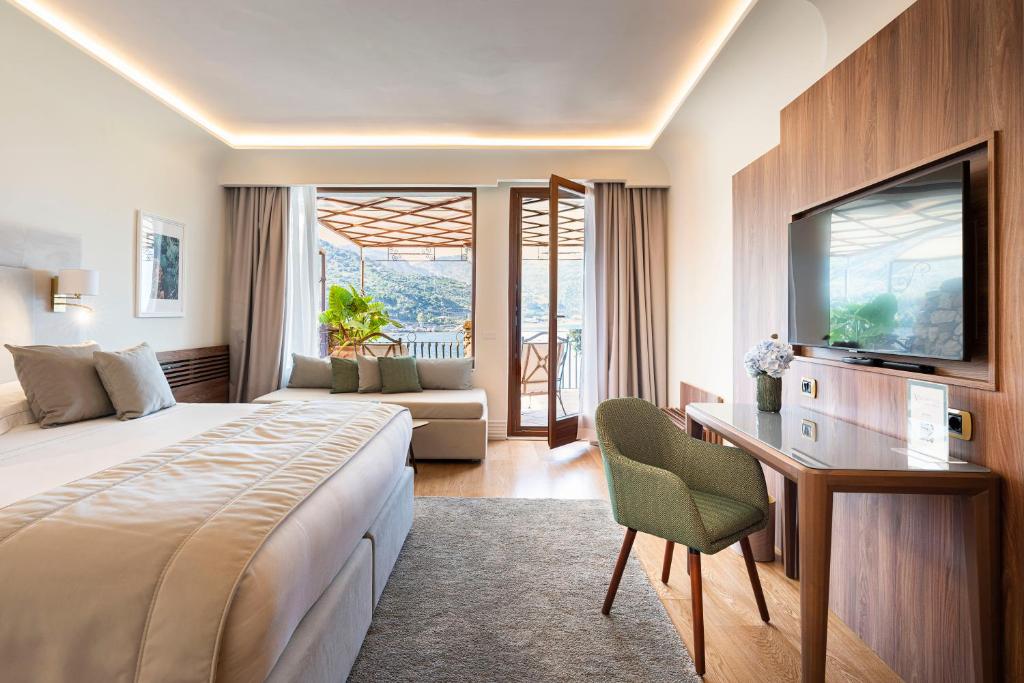 Mūsdienīgs viesnīcas numurs ar plašu guļamvietu, viesistabu un balkonu, no kura paveras ainavīgs skats. Numurā ir moderni mēbeles un televizors, radot komfortablu atmosfēru.