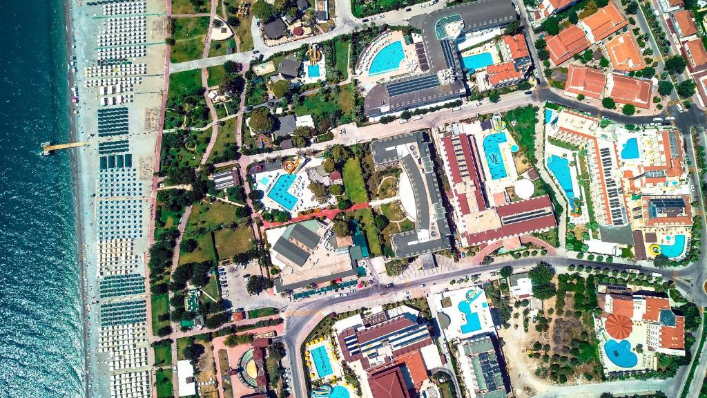 Kamyuva Beach Hotel, skats uz viesnīcas teritoriju un apkārtni.