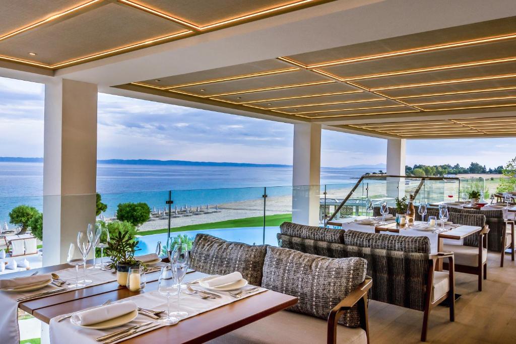 Moderns restorāns ar panorāmas skatu uz jūru un pludmali, eleganti galdi un komfortabli krēsli, kas rada relaksējošu atmosfēru. Ideāla vieta ēdiena baudīšanai pie ūdens.