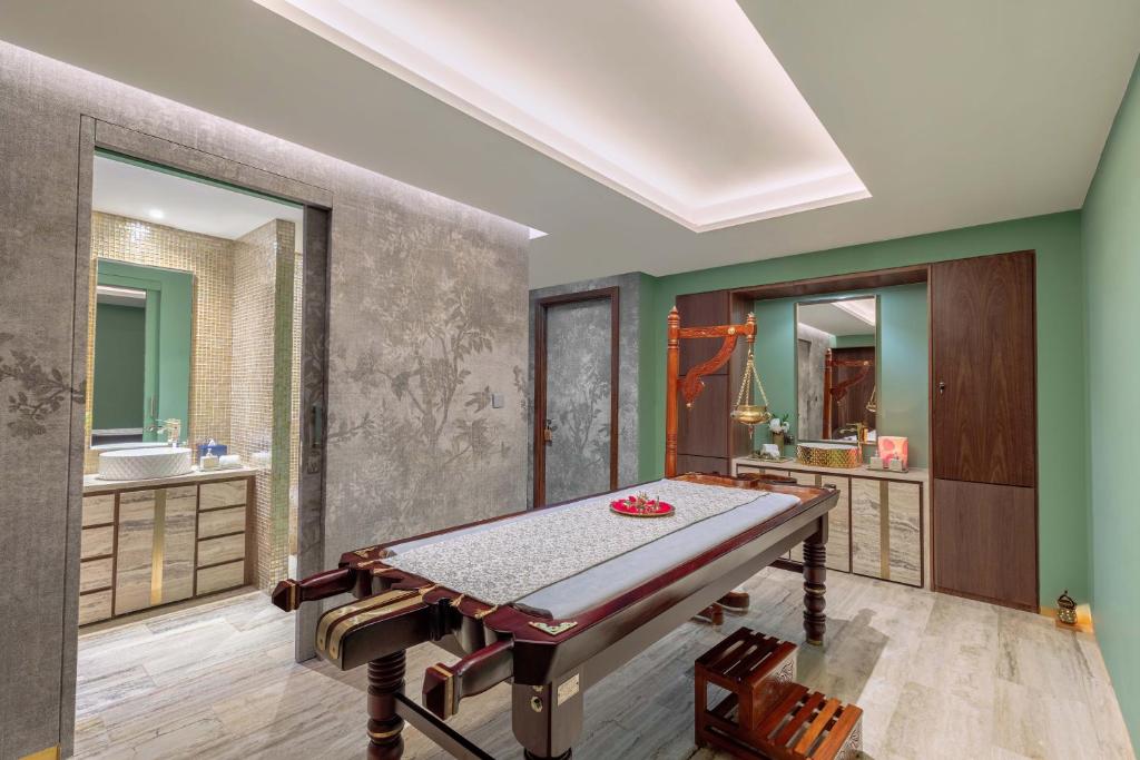 Mūsdienīgs spa telpa ar masāžas galdu, dekoratīviem elementiem un gaismas apgaismojumu, radot relaksējošu atmosfēru. Telpas interjers apvieno modernus un tradicionālus elementus.