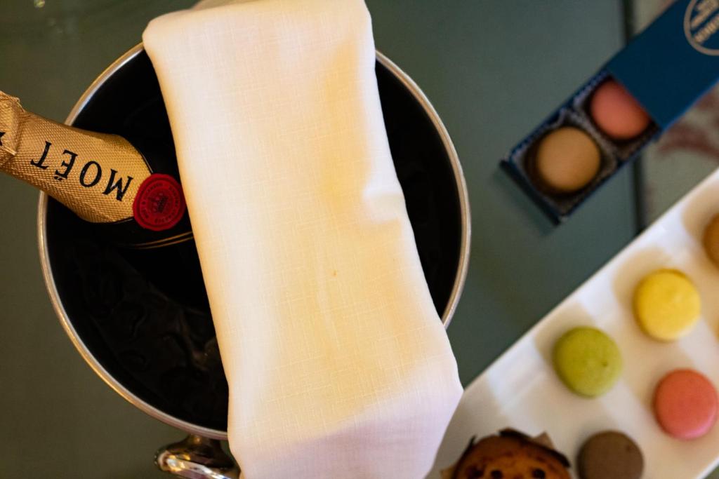 Šampanie un saldumi pie Grande Albergo Delle Rose