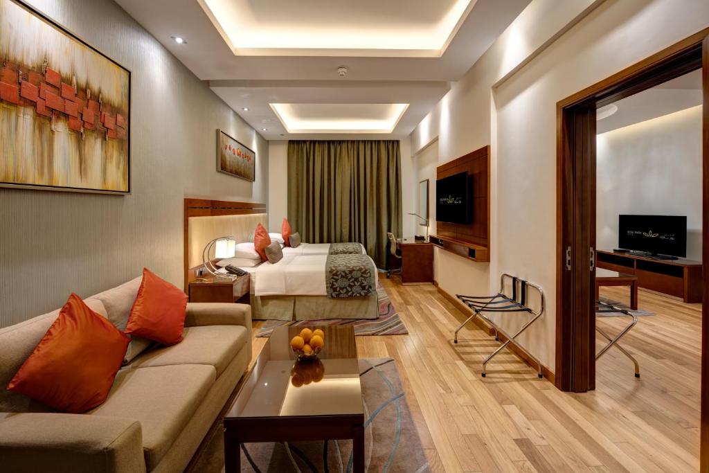 Elegants numurs Rose Park Hotel Al Barsha ar mūsdienīgu interjeru.