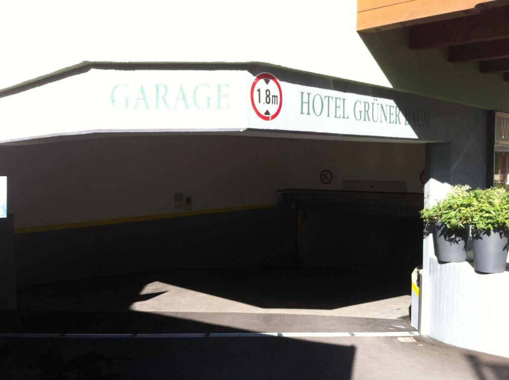 Ieeja autostāvvietā pie viesnīcas "Hotel Grüner Baum", ar norādi par maksimālo augstumu 1,8 m. Stāviet droši un ērti viesnīcas tuvumā.