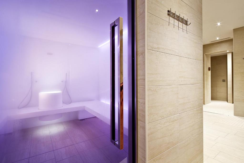 Mūsdienīgs tvaika pirts interjers ar gaumīgu apgaismojumu un minimālistisku dizainu, izveidots relaksācijai un atjaunošanai.