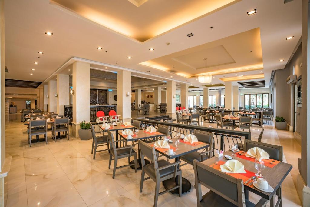 Mūsdienīgs restorāns ar plašu ēdamzāli, kurā ir eleganti galdi ar salvetēm un traukiem. Telpai ir gaiša apgaismojuma un moderns interjers.