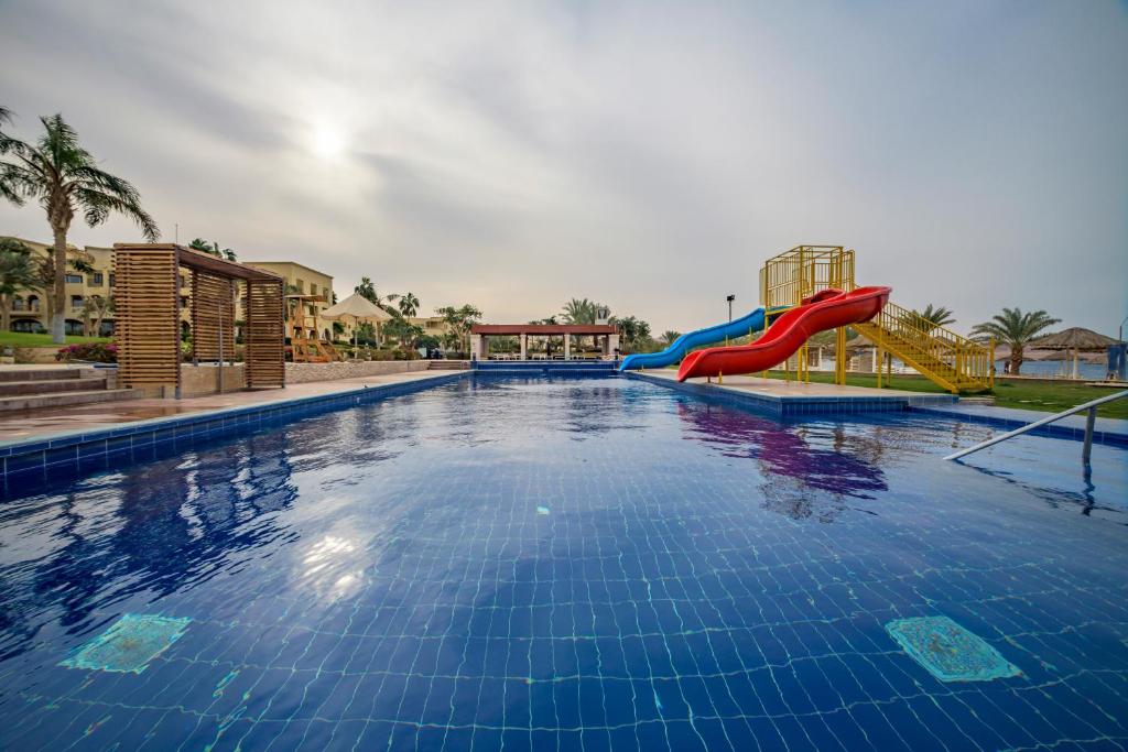 Baseins ar sarkano un zilo slidkalni, apkārt palmām un viesnīcu kompleksam, kas rada atpūtas atmosfēru. Ideāla vieta ģimenes brīvdienām.