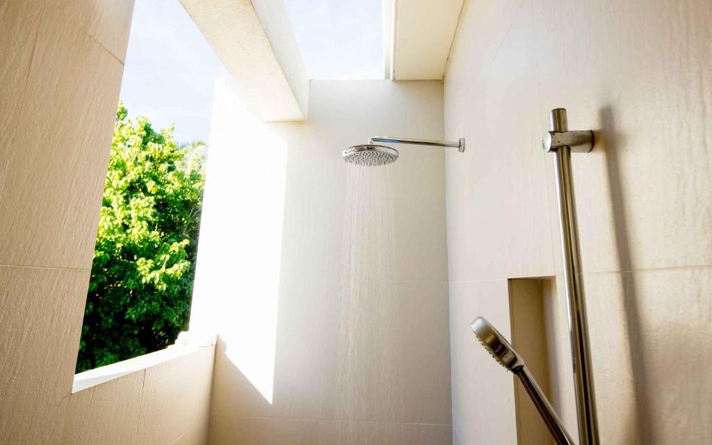 Āra duša ar mūsdienīgu dizainu, kas piedāvā dabisku apgaismojumu un skatu uz zaļo dabu. Ideāla vieta relaksācijai un atpūtai.
