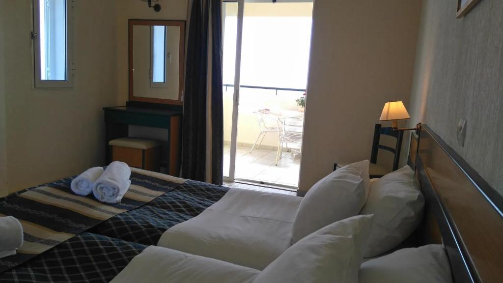 Mūsdienīga viesnīcas numura iekārtojums ar divām gultām, spoguli un piekļuvi balkoniem, kas nodrošina komfortablu atpūtu. Numurā ir arī gaisma un viesmīlīgi dvieļi.