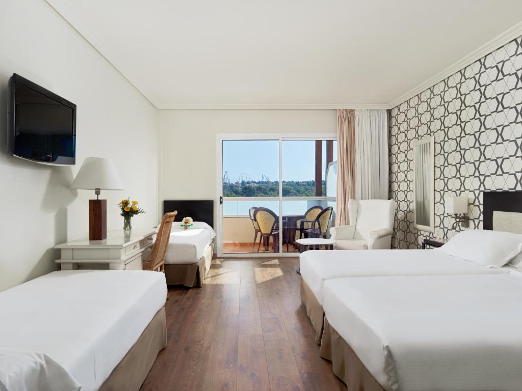 Mūsdienīgs viesnīcas numurs ar trīs gultām, televizoru un skatu uz dārzu caur lieliem logiem. Interjers ir gaišs ar dekoratīvām sienām un ērtām mēbelēm.