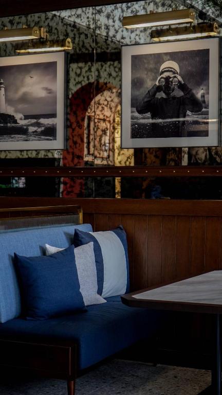 Mūsdienīgs interjers ar mākslas darbiem Sugar Marina Nautical