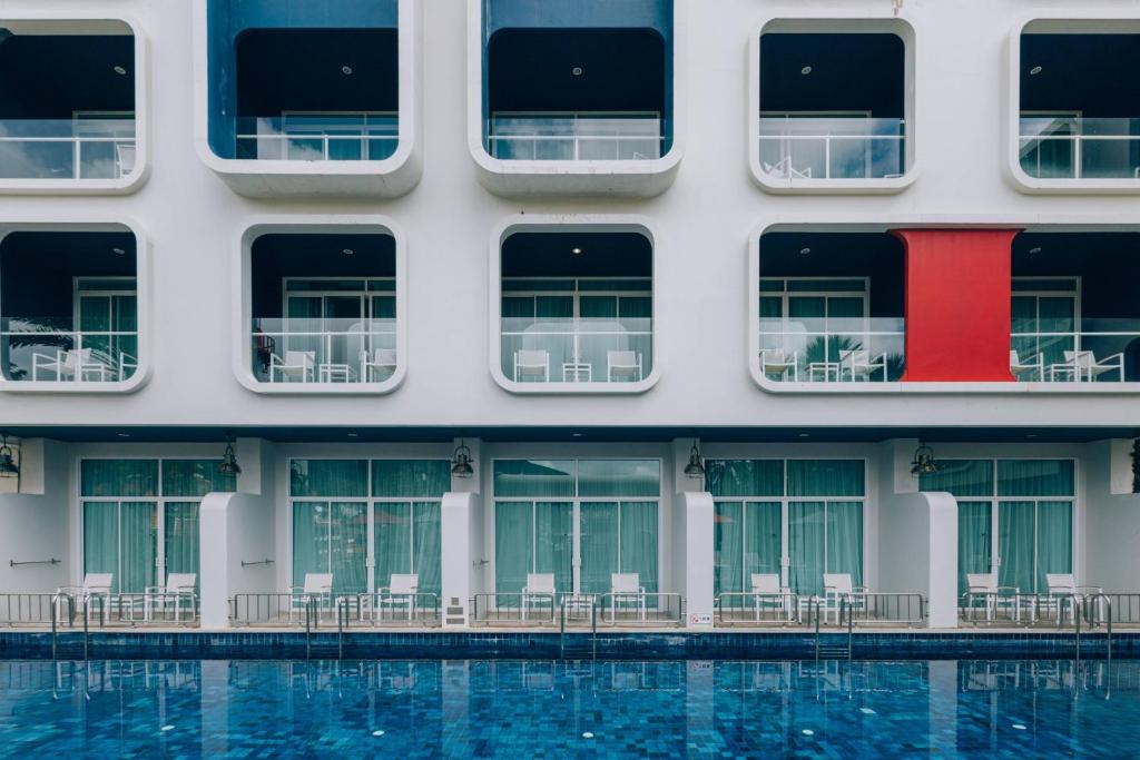 Sugar Marina Nautical viesnīcas numuri pie baseina