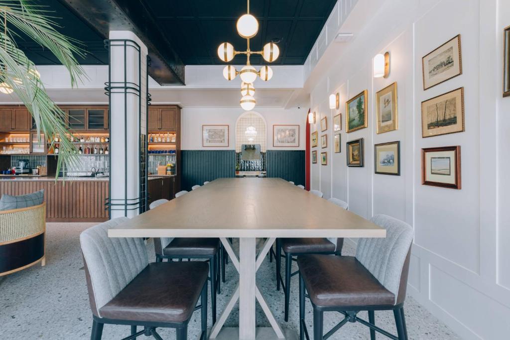 Stilīgs bārs ar garu galdu un mākslas darbiem, Sugar Marina Nautical