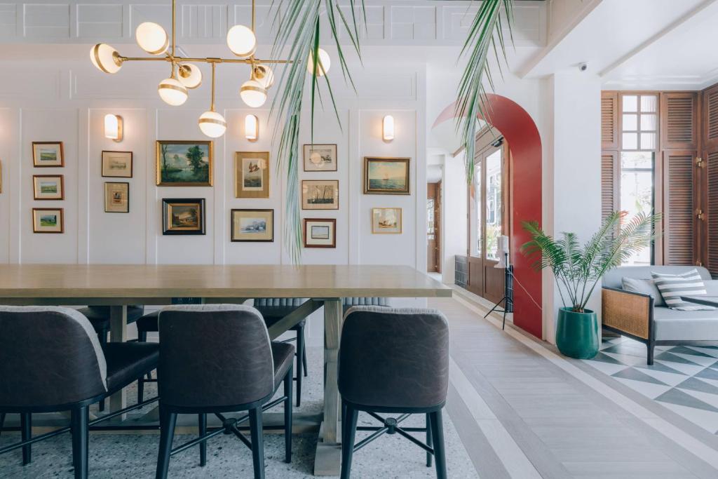 Mūsdienīgs interjers ar mākslas darbiem viesnīcā Sugar Marina Nautical