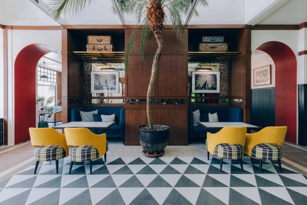 Viesnīcas Sugar Marina Nautical modernas un stilīgas viesību zonas interjers