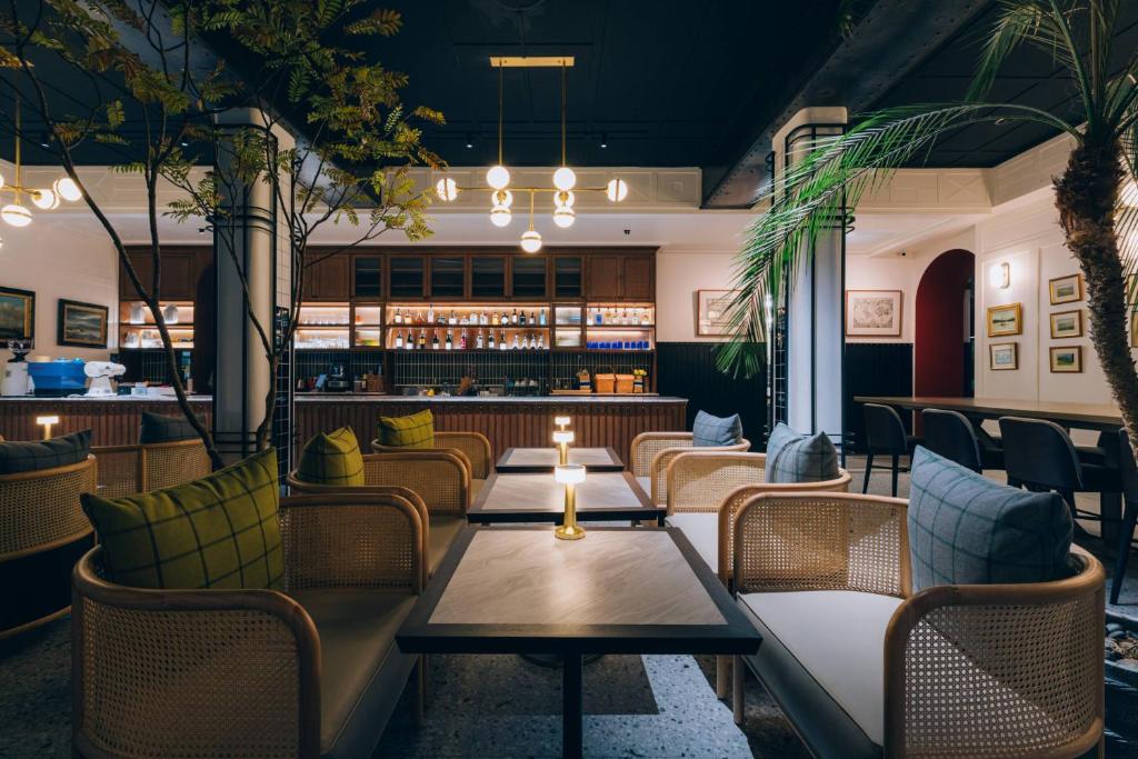 Sugar Marina Nautical viesnīcas bārs ar elegantiem krēsliem un apgaismojumu.