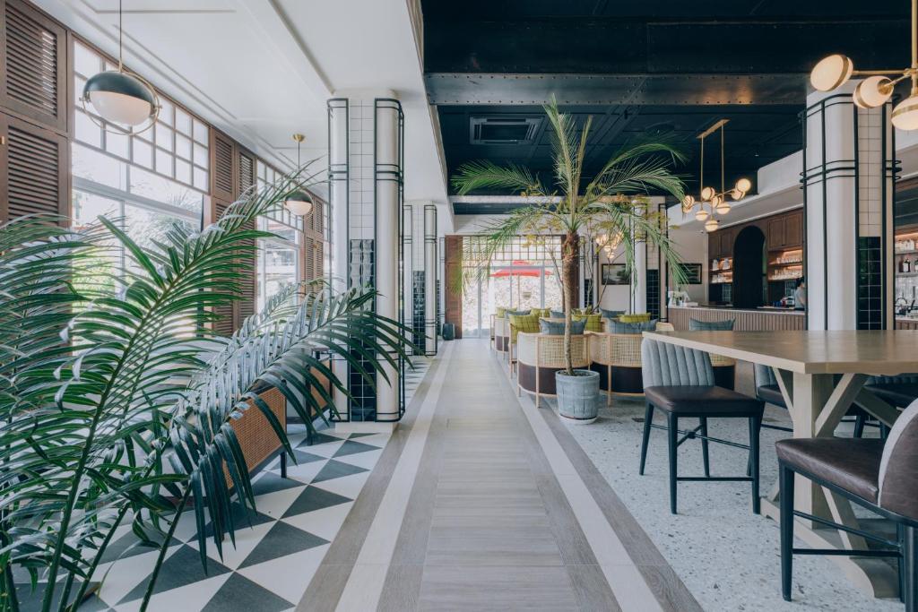 Mūsdienīgs interjers Sugar Marina Nautical viesnīcas restorānā ar zaļumiem.