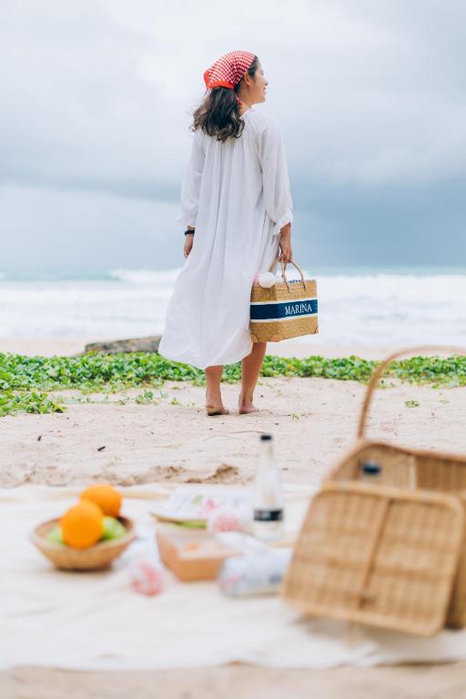 Sieviete pludmalē ar grozu pie Sugar Marina Nautical