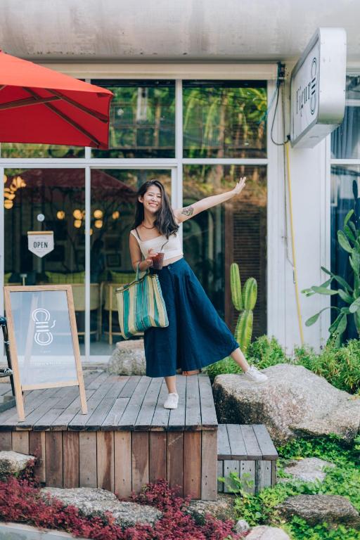 Jauna sieviete ar somu stāv pie Sugar Marina Nautical ieejas.