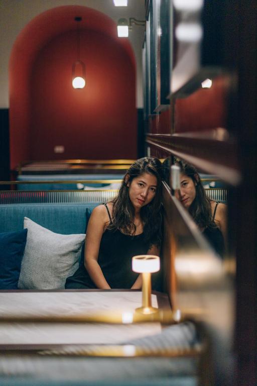 Sieviete sēž pie galda Sugar Marina Nautical, moderns interjers.