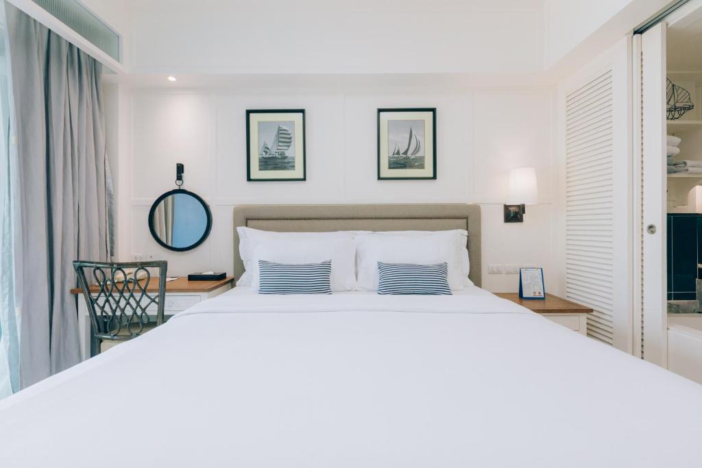 Mūsdienīgs numurs ar divguļamo gultu Sugar Marina Nautical viesnīcā.