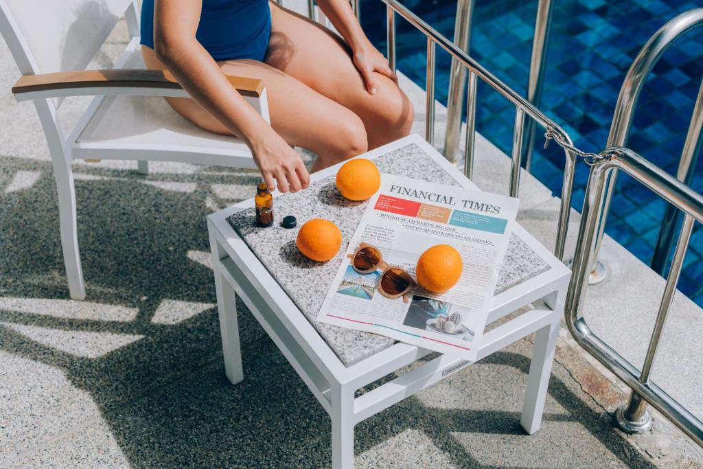 Relaksējieties pie baseina Sugar Marina Nautical ar svaigiem apelsīniem un žurnālu.