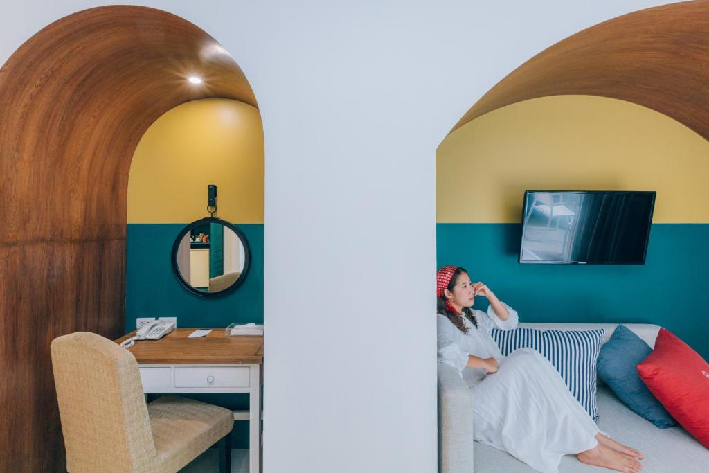 Mūsdienīgs dizaina numurs ar ērtu dīvānu viesnīcā Sugar Marina Nautical.