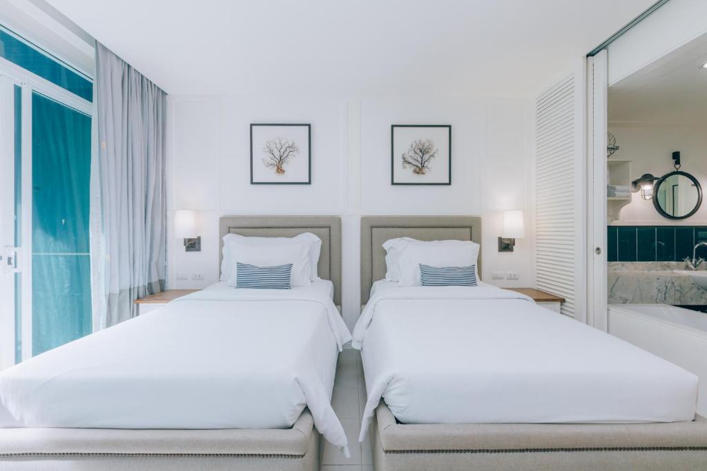 Divguļamā numura interjers hotelī Sugar Marina Nautical ar gaisīgu dizainu.